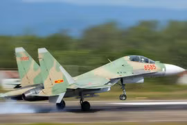 Máy bay Su-30MK2 gặp sự cố mất liên lạc trên biển.