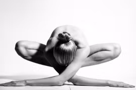  Những bức ảnh trắng đen nghệ thuật chụp ảnh người mẫu tập yoga nudehoàn toàn, nhưng không hề lộ các phần nhạy cảm gây phản cảm.