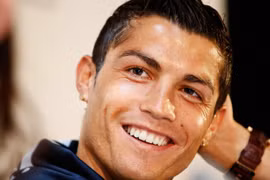 Video: CR7 cởi áo khoe cơ bắp để... tán gái