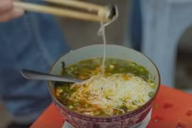 Đầu bếp Anthony Bourdain mê mệt món bún ốc: "Ở đây họ có cách chế biến ngon hơn bất kỳ quán ăn nào khác"