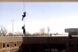 Video: Tù nhân đu dây trực thăng vượt ngục như phim hành động