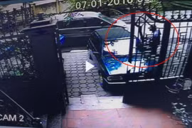 Nghi phạm gây ra vụ trộm xe chở vàng được camera an ninh ghi lại - ảnh chụp lại từ clip