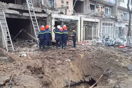 Một hố sâu xuất hiện sau vụ nổ.