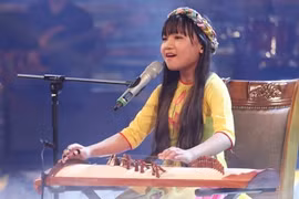 Nổi da gà nghe cô bé 12 tuổi hát “Ai ra xứ Huế“