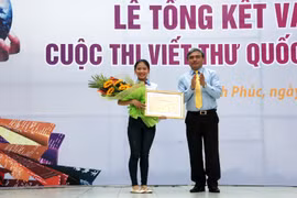 Thứ trưởng Bộ TT&TT Nguyễn Minh Hồng trao giải nhất viết thư quốc tế UPU lần thứ 45 của Việt Nam cho em Thu Trang