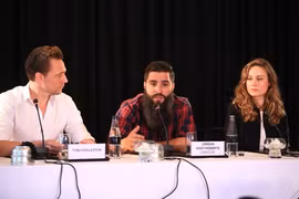 Đạo diễn Jordan Vogt-Roberts (giữa) bên hai diễn viên chính của "Kong: Skull Island" là Tom Hiddleston (trái) và Brie Larson.