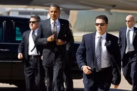 Các mật vụ luôn ở bên cạnh Obama 24/24 giờ trong mỗi chuyến công du nước ngoài. Ảnh: Flickr 