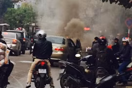Xe ô tô bốc cháy trên trên đường Nguyễn Hữu Thọ (bán đảo Linh Đàm) - Ảnh: Đ.T
