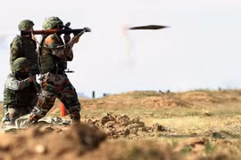 Video: Súng phóng lựu RPG-28 Nga bắn xuyên tường bê tông 