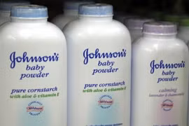 Johnson & Johnson bồi thường 72 triệu USD vì phấn rôm gây ung thư