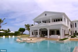 Khu resort của diva Celine Dion tọa sở hữu một công viên nước rộng lớn mà bất kỳ ai cũng thèm muốn. Sân sau của khu biệt thự có hai hồ bơi khổng lồ, một dòng sông lười và một đường trượt nước quanh co. 