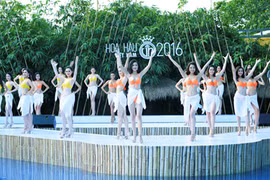 Màn trình diễn áo tắm của thí sinh Hoa hậu Việt Nam 2016. Ảnh: Hồng Vĩnh.
