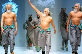 Ở tuổi 79, ông Deshun Wang vẫn có những bước catwalk chắc chắn, đầy tự tin.