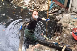 Khách Tây lội cống thối ở Hà Nội để vớt rác
