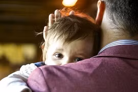 Cha dạy con nói lời xin lỗi làm cả thế giới xúc động