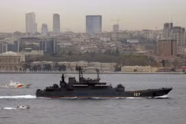 Tàu Thổ Nhĩ Kỳ bao vây tàu Nga ở eo biển Bosporus