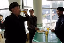 Quán bia đứng nằm trên đường Các nhà khoa học ở Bình Nhưỡng được bán theo lít với giá khoảng 500 won Triều Tiên (85.000 đồng/lít).
