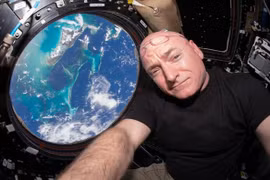 Theo BBC, khoang đổ bộ của tàu Soyuz đã đưa Scott Kelly trở về Trái Đất và đáp xuống Kazakhstan vào sáng hôm nay, sau 340 ngày ông sống trên ISS. Kelly, 51 tuổi, trở thành phi hành gia người Mỹ phục vụ nghiên cứu lâu nhất trong không gian, phá vỡ kỷ lục t