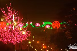 Trang trí Hà Nội lạm dụng ánh sáng xanh đỏ lòe loẹt