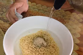 Video: Bị ung thư vì lạm dụng mỳ ăn liền