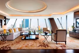 Đây cũng là một trong những phòng Tổng thống có diện tích lớn nhất, đắt nhất tại Việt Nam; là một trong ba căn phòng của khách sạn mà khách thuê có thể kéo rèm đón ánh sáng tự nhiên và hướng mắt ngắm nhìn đường phố Hà Nội. 