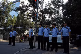 Cảnh sát bảo vệ khu vực gần đại sứ quán Philippines ở Bắc Kinh, Trung Quốc. Ảnh: Reuters
