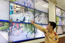 Lực lượng CSGT theo dõi tình hình giao thông qua hệ thống camera.
