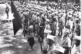 Duyệt đội quân du kích ở các chiến khu về Hà Nội ngày 30/8/1945.