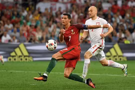Ronaldo 2 lần xử lý hỏng ở những tư thế thuận lợi trước khung thành đối phương. 