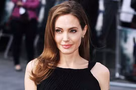 Nữ minh tinh Angelina Jolie (sinh ngày 4/6/1975), người đang thu hút sự quan tâm cao độ của các Fan điện ảnh trong vài ngày nay, có tổng tài sản 150 triệu USD. Cô là diễn viên, nhà làm phim nổi tiếng người Mỹ. Jolie được chú ý đến sau khi đoạt giải Oscar 