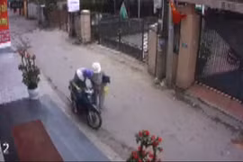 Video: Sốc vì cảnh 'thôi miên' cướp đồ táo tợn giữa phố