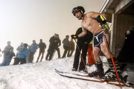 Thí sinh cuộc đua "Naked Slalom Skirace" tại khu nghỉ trượt tuyết Steinach am Brenner, Áo