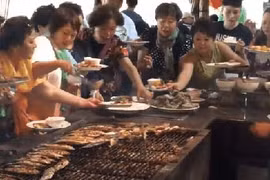 Cuộc chiến ăn buffet của du khách Trung Quốc.