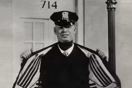 Áo khoác có lò sưởi điện bên trong dành cho cảnh sát giao thông ở Mỹ năm 1932.