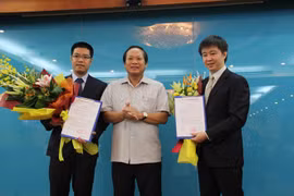 Bộ trưởng Trương Minh Tuấn trao quyết định bổ nhiệm cho ông Nguyễn Thành Chung (trái) và ông Bùi Hoàng Phương (phải). 