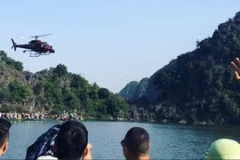 Rất đông du khách đi thăm Tràng An chứng kiến cảnh trực thăng của đoàn phim "Kong: Skull Island". Quá trình đoàn phim bom tấn Mỹ làm việc ở Việt Nam thu hút đông đảo khách thập phương đến Ninh Bình.