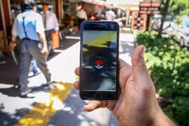 Mải theo đuổi trò chơi có các yếu tố tăng cường thực tế Pokemon GO, người dẫn chương trình truyền hình đã không nhận thấy bằng cách nào đấy cô đã vào khung hình.
