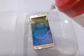 Dù chỉ là một smartphone tầm trung nhưng Galaxy J7 Prime vẫn phải đối mặt thử thách kiểm tra độ bền, khả năng chống nước.