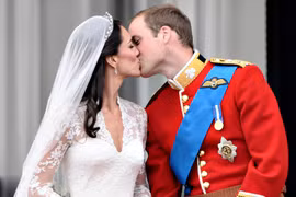 London, ngày 29/4/2011, cặp tân lang - tân nương Hoàng tử William và nữ công tước xứ Cambridge Kate trên ban công Cung điện Buckingham. Ngày Quốc tế Nụ hôn - Những nụ hôn nổi tiếng lịch sử thế giới