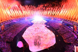 Sân vận động Maracana được phủ bởi những mà sắc huyền ảo của pháo hoa và ánh sáng.