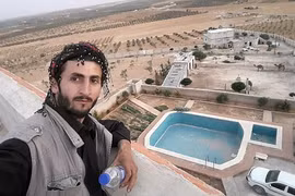 Serdar Mahmud khoe ảnh chụp cùng với biệt thự của thủ lĩnh IS Abu Bakr al-Baghdadi.