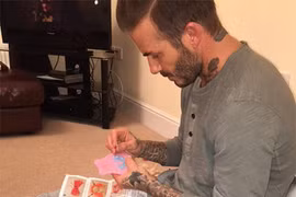 David Beckham đang khâu quần áo búp bê cho con gái Harper
