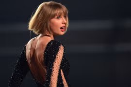Taylor Swift có phần trình diễn sôi động tại Grammy năm nay - Ảnh: AFP