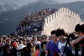 Người dân Trung Quốc chen chúc trên Vạn Lý Trường Thành.
