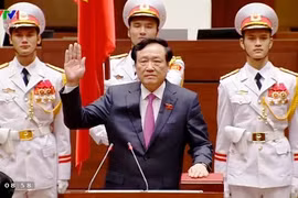 Chánh án tòa án nhân ân tối cao Nguyễn Hòa Bình tuyên thệ.