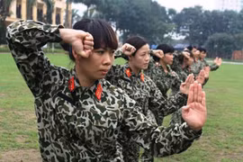 Các nữ quân nhân luyện tập các động tác võ chiến đấu.