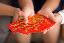 Những chiếc bao lì xì là thứ không thể thiếu trong dịp Tết