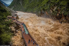 Lũ về trên sông Kim Sa, Tây Tạng.