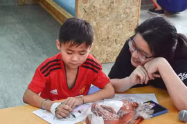 Thành viên Ams Advisor trò chuyện cùng một bệnh nhi.