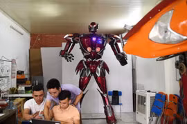 Robot One được nhóm Robot Bank chế tạo từ phụ tùng xe máy Honda và SYM bỏ đi. Ảnh: AFP
